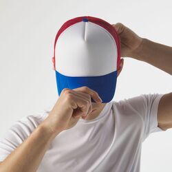 BS610 Cappellino a 5 pannelli con pannello frontale e visiera in poliestere imbottito, pannelli laterali e posteriori in mesh, chiusura con cinturino in pvc 100% poliestere