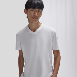TU008 B&C #E150 V T-shirt scollo a V vestibilità moderna con cuciture laterali senza etichetta 100% cotone Oeko Tex Standard 100